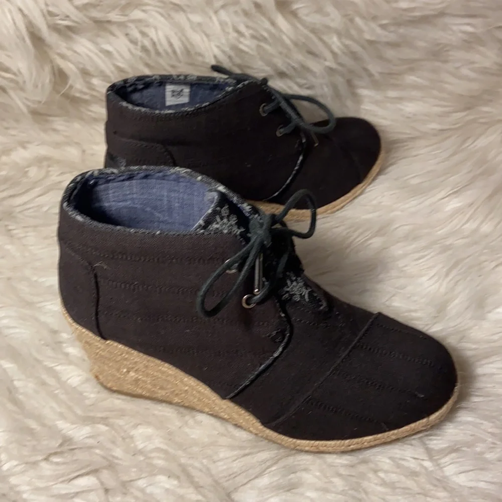 Tom's Black Wedge Lace-up Booties sz 7